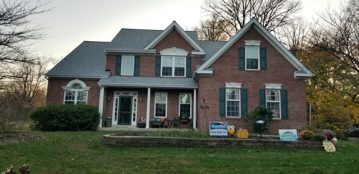 GuardianHomeIm1's tweet image. Fall is a wonderful time to make sure your roof is ready for winter! 
#newroof #fallcheckup