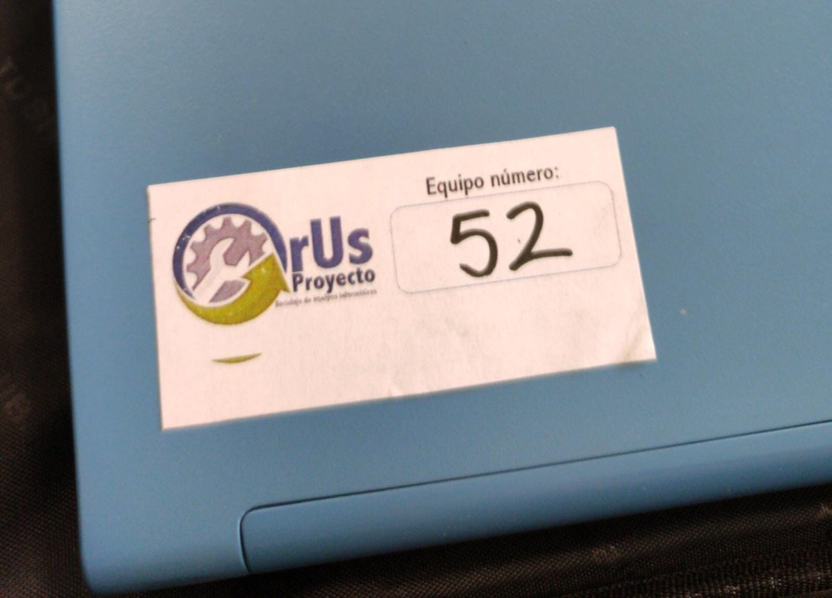 iesguadalpin's tweet photo. El proyecto OrUs del @iesguadalpin sigue entregando ordenadores reciclados a los alumnos de nuestro centro con necesidades de equipos informáticos y que puedan seguir con las clases en casa. Con este portátil se han repartido 52 equipos. Y no será el último 💪💪 https://t.co/y2TESDNHtA