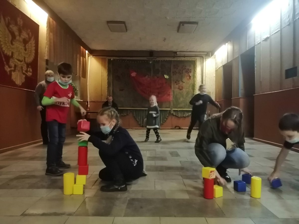 12 ноября в Молочно-Дворском ДК прошла игровая программа "Игра собирает друзей".