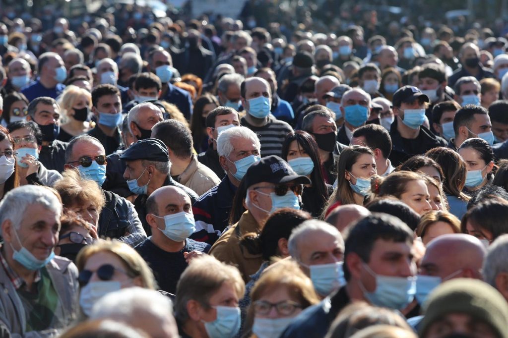 Yerevanda etiraz: müxalifət baş nazirin istefasını və Qarabağda atəşkəs razılaşmasının ləğvini tələb edir
bit.ly/32DBdZY