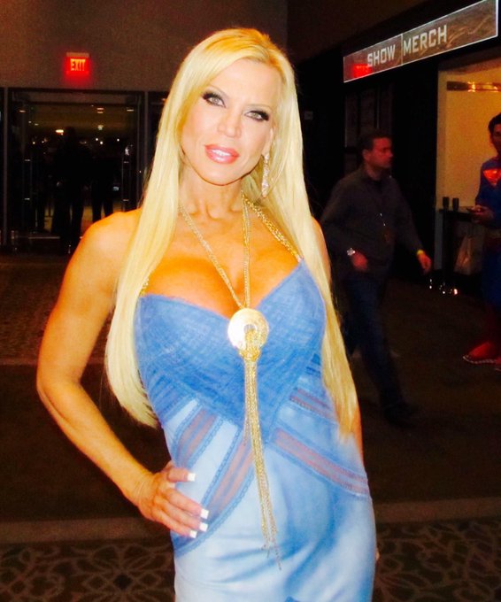 Any Super Fans wanna guess what year was this photo taken if me  #AmberLynn at AVN Awards? https://t