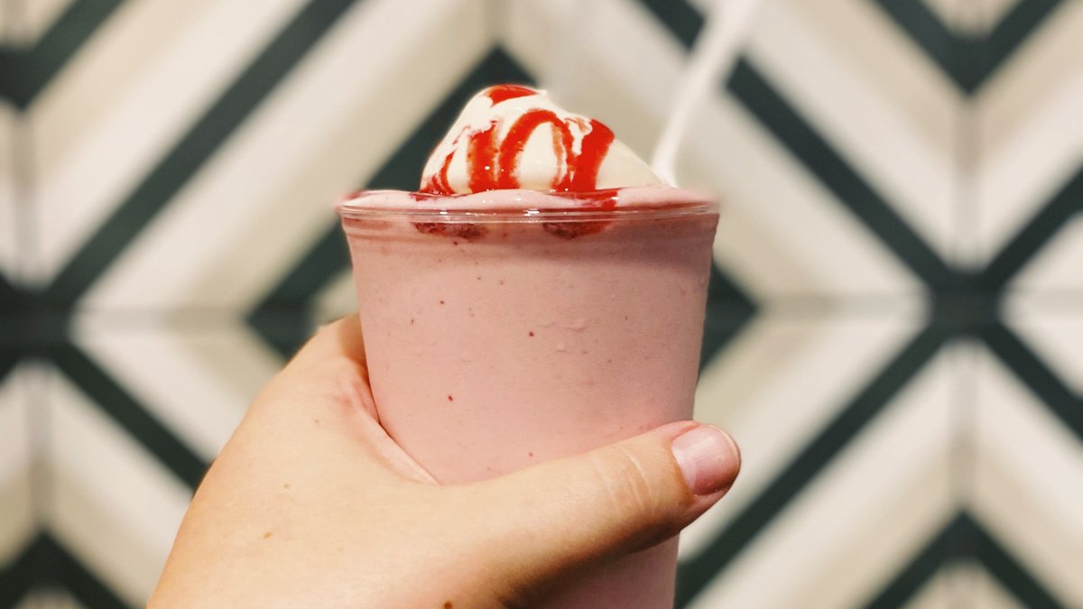 DineAtUofM's tweet photo. Sip, sip, HOORAY! 🥤Milkshakes from TOMs are now available for delivery with @boostordering 🍫🍓🍦#dineatuofm #boostmyday #stayoutofmyyard https://t.co/RIsDfLOLAN