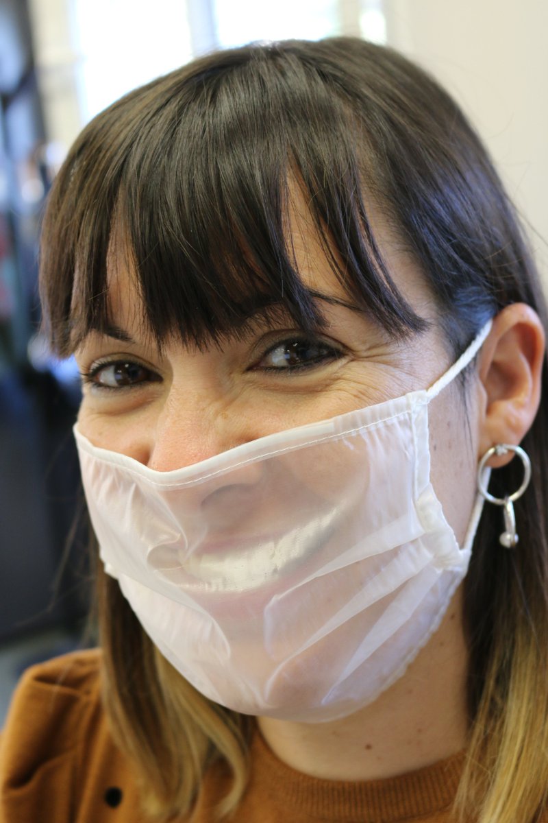 Aj_Tiana's tweet photo. 🗣️🔊 Les treballadores de l'Oficina d'Atenció Ciutadana compten amb mascaretes transparents per poder atendre a persones amb discapacitat auditiva i facilitar així la lectura dels llavis 🦻🏻. Són mascaretes homologades i fetes a #Tiana per @Curasanaonline. #TianaÉsAccessibilitat https://t.co/CGMgAD8vJT