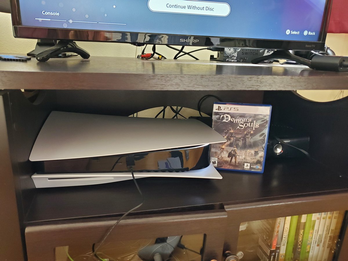 katonoke's tweet photo. I love being able to play Demon's Souls for only the low price of $629.99
#PS5 #DemonsSouls https://t.co/VaZWFOtnKy
