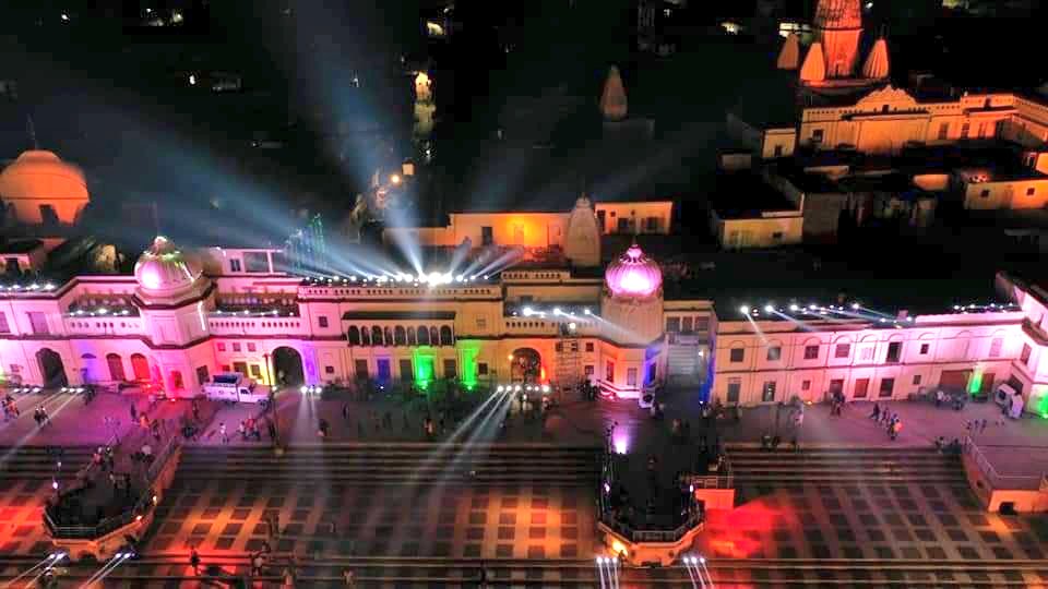 ippatel's tweet photo. पूरी अयोध्याजी को नववधू की तरह सजा दिया गया है, पिछली बार श्रीराम 14 वर्ष में आ गए थे, इस बार सदियों बाद आ रहें हैं।

जय श्री राम का जयकारा रुकना नहीं चाहिए। https://t.co/oSZDmVM91B