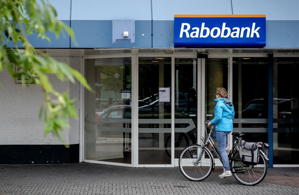 RTLZ's tweet photo. Hoeveel bankkantoren houden we over? 'Aantal blijft dalen' https://t.co/3hLdfg9kqS https://t.co/jvY9g8S0DT