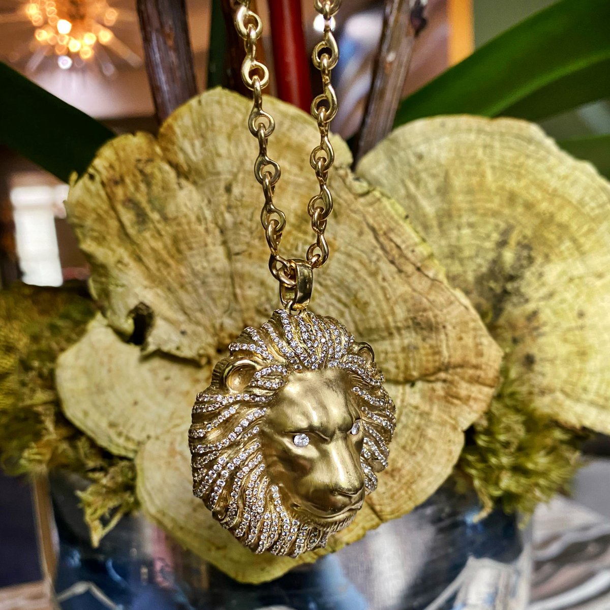 KMD_Jewelry's tweet photo. Good as Gold #SignatureKMD King Collection Lion Head Pendant with Pave Diamond Eyes and Mane set in 18k Green Gold
#ilikerocks #kimberlymcdonald #nothingsbetterthannature #EthicalLuxury #luxuryfeelsgood #DigDeeperKMD https://t.co/Wg2ZeIUOvx