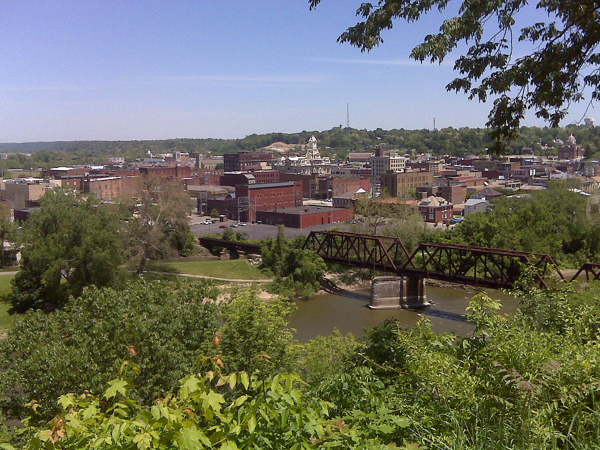 Today’s  #GOPCThread is the third in our  #OHCommunitySpotlight series, featuring the city of  @ZanesvilleOH. Located east of Columbus along the Muskingum and Licking Rivers, Zanesville is the county seat of Muskingum County and one of Ohio’s Small  #LegacyCities.