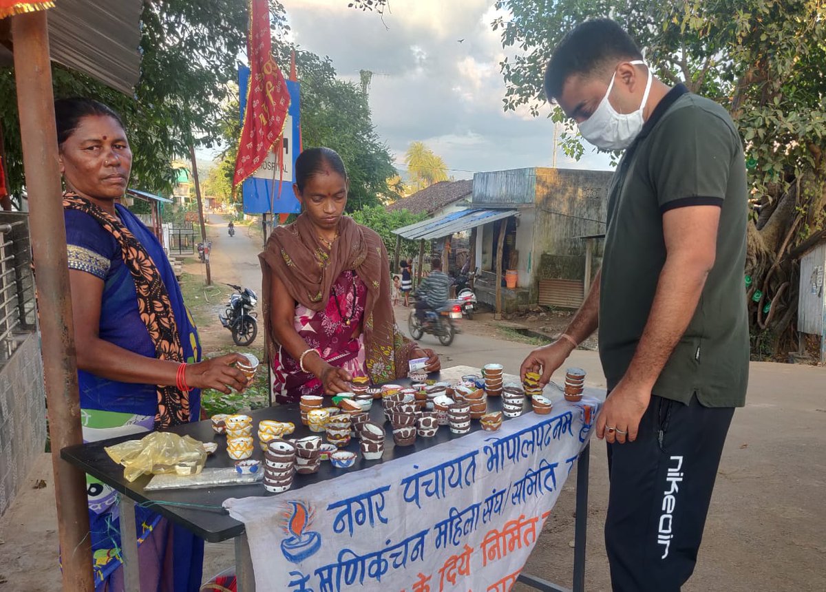 abhi_the_cop's tweet photo. बीजापुर,छत्तीसगढ़ में महिला समिति द्वारा गोबर के दीये बना कर बेचे जा रहे हैं इस दीवाली । उनके वाले ही दीये लिए गए हैं । वही जलेंगे दीवाली पर,चीनी झालरों से दूरी बना ली है ।

आप सभी को धनतेरस की हार्दिक शुभकामनाएं 💐 https://t.co/8lrrldP2Sw