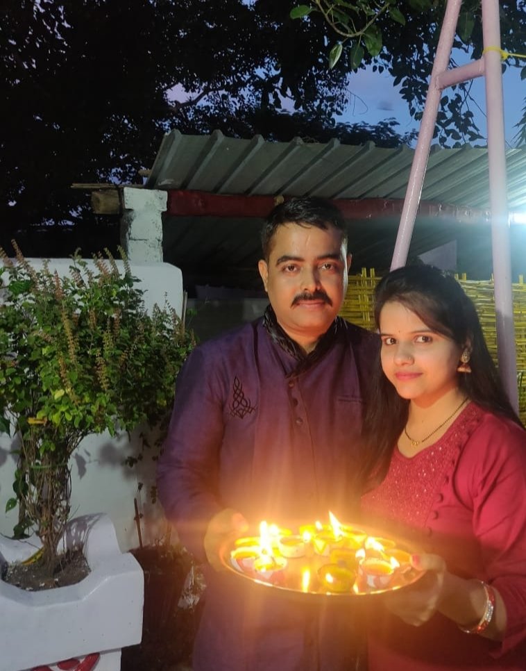 abhi_the_cop's tweet photo. बीजापुर,छत्तीसगढ़ में महिला समिति द्वारा गोबर के दीये बना कर बेचे जा रहे हैं इस दीवाली । उनके वाले ही दीये लिए गए हैं । वही जलेंगे दीवाली पर,चीनी झालरों से दूरी बना ली है ।

आप सभी को धनतेरस की हार्दिक शुभकामनाएं 💐 https://t.co/8lrrldP2Sw