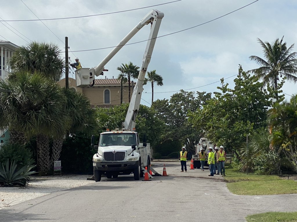 WTSPThorson's tweet photo. Linemen are out  restoring power in areas of @Anna Maria Island and the 🌞is out! More on @10TampaBay @jenntitus10 https://t.co/MDhCAwMYcT