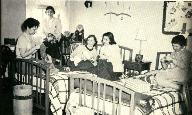 CaldwellULib's tweet photo. Have you ever wondered what a college dorm room looked like I'm the 1950s? Well...now you know! (Carillon yearbook, 1954) #tbt #carillon #dorm #dormroom #dormlife #campushistory #archives #jenningslibrary #caldwelluniversity @CaldwellAlumni https://t.co/jW5CWFRjZ8
