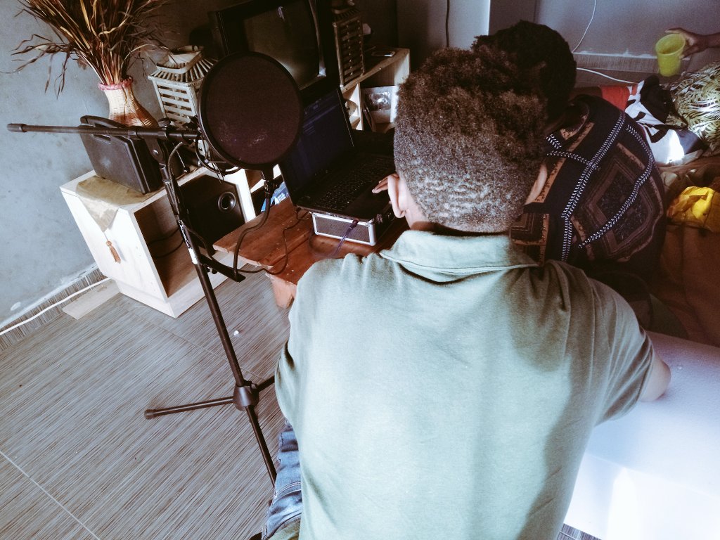 QuuteeForever's tweet photo. Studio session ✨🔥🎶 https://t.co/p2CbHRl7jG