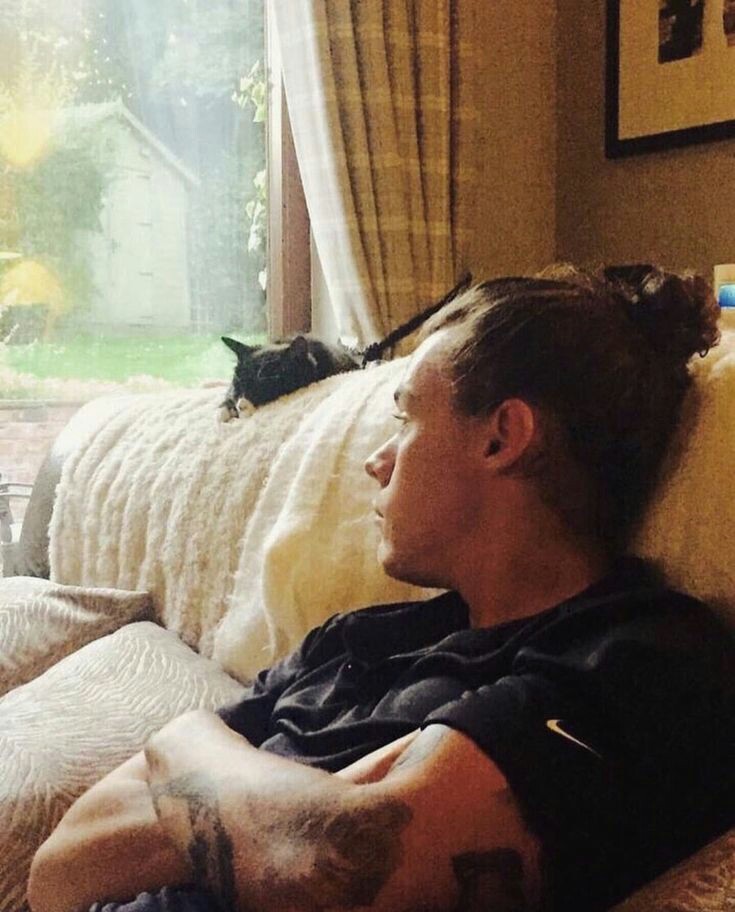 swiftt1991's tweet photo. —fotos de harry que parecen sacadas por su novio (louis) ; a thread https://t.co/cXqraFllPj