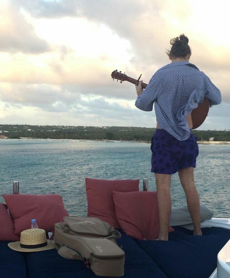 swiftt1991's tweet photo. —fotos de harry que parecen sacadas por su novio (louis) ; a thread https://t.co/cXqraFllPj