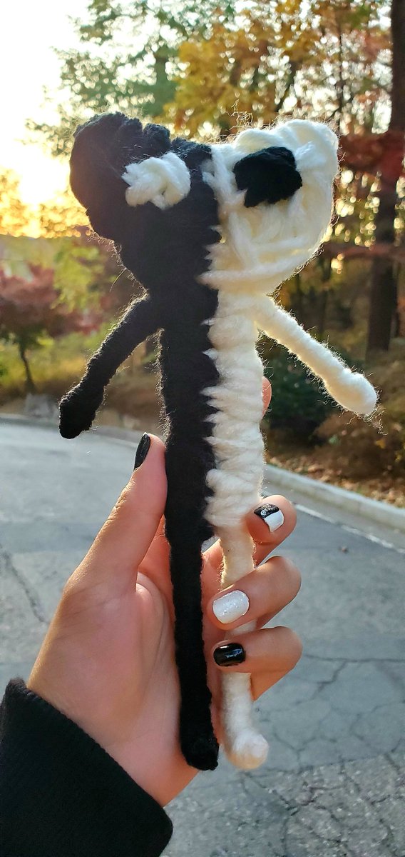 cafejsl's tweet photo. in honor of unus annus, i have made an unus annus version of yarny and painted my nails accordingly

momento mori to my fellow unuses and all the annuses 

thank you for everything you gave through unus annus, ethan and mark ～♡
#UnusAnnus https://t.co/SIpavM4qrm