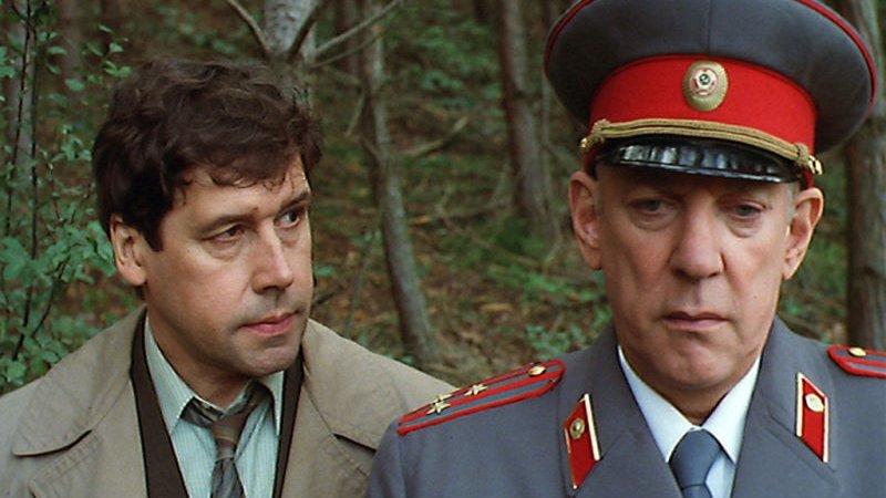Hidden TV gems, No. 8: CITIZEN X. This true Soviet serial killer story, directing debut of Mississippi Burning writer Chris Gerolmo, echoes  @clmazin's  #Chernobyl in its anger, compassion and realism, Stephen Rea & Donald Sutherland delivering performances of huge depth and power.