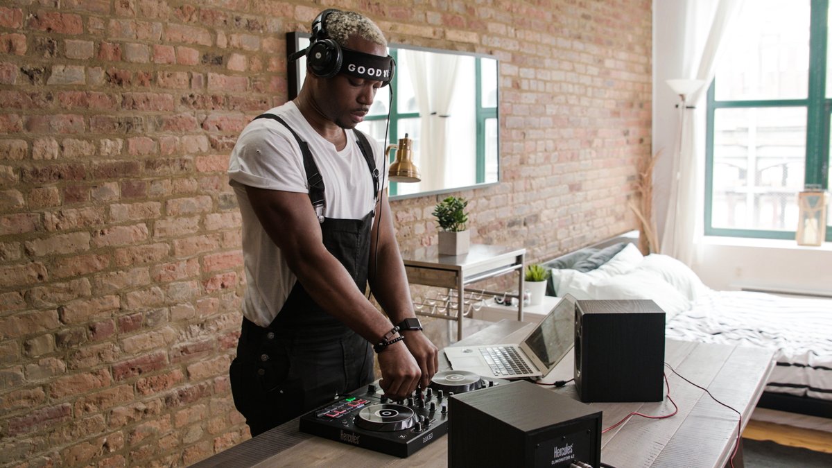 herculesaudio's tweet image. #HerculesTBT back to when we could all hang out with friends so easily 😂😭
@DjTeffler on his last trip to #Montreal, having some fun with the #DJControlInpulse200

Tag your photos with #HerculesTBT to be featured!