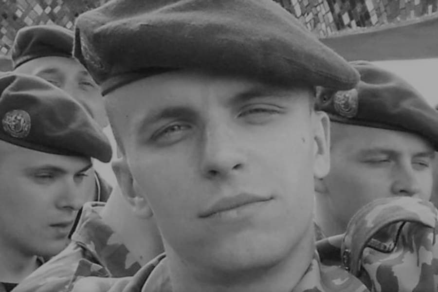 Лукашисты убили еще одного человека, Романа Бондаренко. Кто-то скажет, случайно – но на самом деле, все эти «иногда не до закона» и «пленных не берем» делают ежедневные преступления боевиков Трехпроцентного нормой. Настоящий государственный террор.