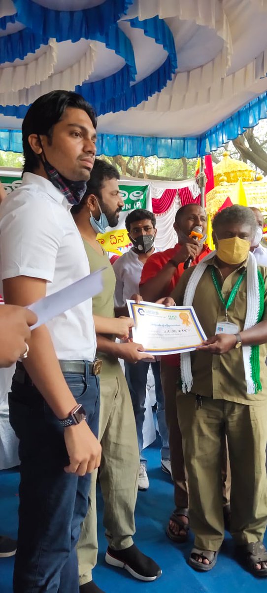 SurakshitU's tweet photo. Regular savers of @Lakshyinclusion were rewarded by #Kannada movie star #SathishNinasam in #autoday,giving them the message of growing savings in small steps @BharatInclusion @RaviKantMS https://t.co/oam31uiq7a