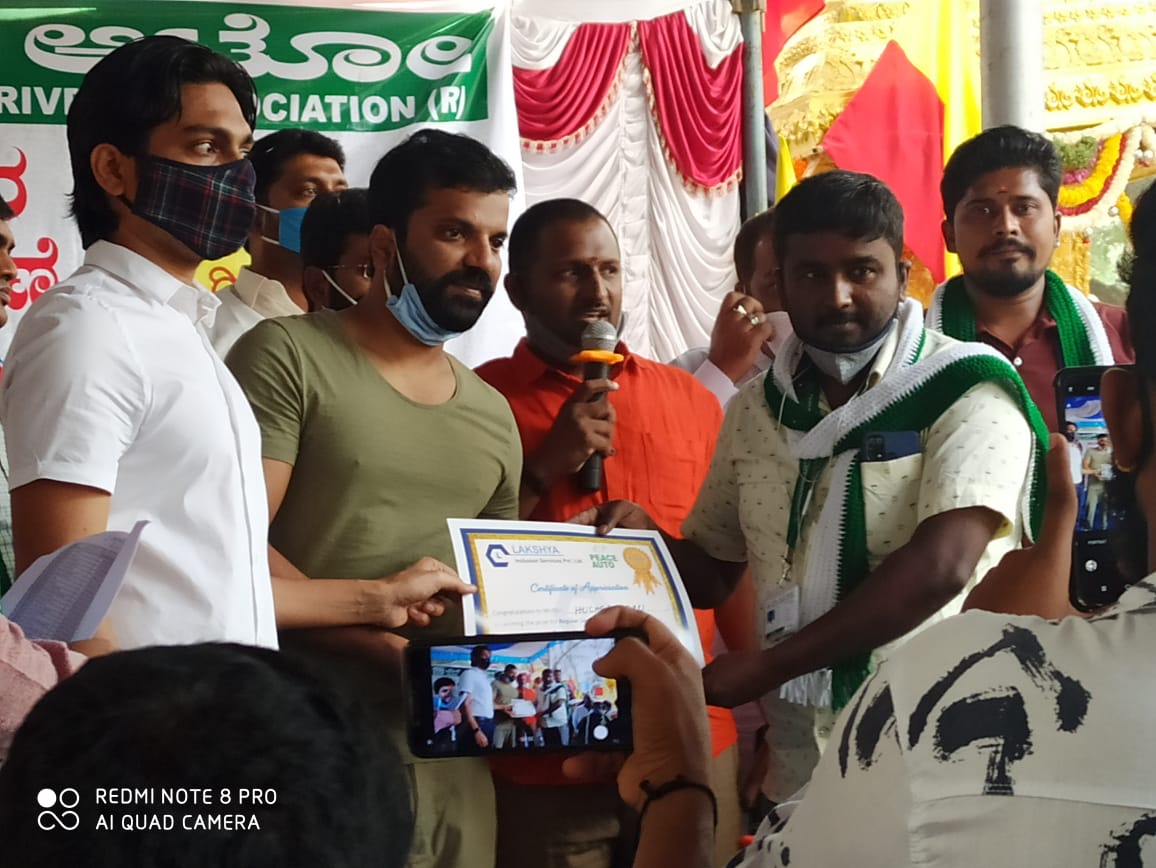 SurakshitU's tweet photo. Regular savers of @Lakshyinclusion were rewarded by #Kannada movie star #SathishNinasam in #autoday,giving them the message of growing savings in small steps @BharatInclusion @RaviKantMS https://t.co/oam31uiq7a