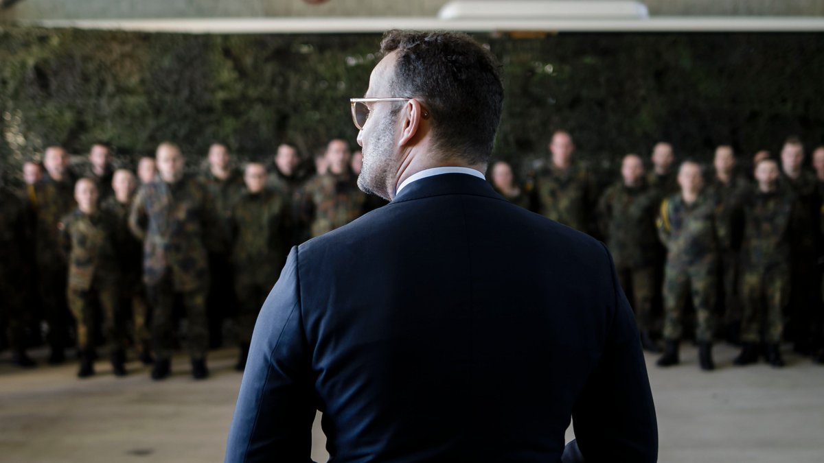 Auf die Kameradinnen und Kameraden der <a href="/bundeswehrInfo/">Bundeswehr</a> ist Verlass. Das erleben wir in dieser herausfordernden Zeit einmal mehr – u.a. in unseren Gesundheitsämtern. Ich bin jeder und jedem Einzelnen von Ihnen sehr dankbar für Ihre Mithilfe im Kampf gegen das Virus! #65JahreBw