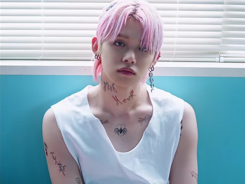 ValeJk8's tweet photo. Estamos de acuerdo que CHOI YEONJUN con tatuajes es lo mejor del 2020 

#WeLostTheSummerMV https://t.co/ij7iWXLUg6