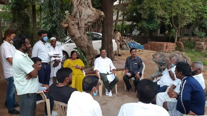 IncMangalore's tweet photo. ಶ್ರೀ ಕೋರ್ದಬ್ಬು ಧೈವಸ್ಥಾನ ಆದಿ ಕ್ಷೇತ್ರ ಪುನ್ಕೆದಡಿ ಬಂಡಿಕೊಟ್ಯ ಉಳ್ಳಾಲ ಇದರ ಜೀರ್ಣೋದ್ಧಾರ ಕಾಮಾಗಾರಿಗಳಿಗೆ ಅನುದಾನ ಮಂಜೂರಾಗಿದ್ದು ಸಂಬಂಧಪಟ್ಟ ಅಧಿಕಾರಿಗಳೊಂದಿಗೆ ಸಭೆ ನಡೆಸಿದ ಮಾಜಿ ಸಚಿವರು ಶಾಸಕರಾದ ಯು.ಟಿ ಖಾದರ್ 

@utkhader @INCIndia https://t.co/eSFaRkVQWy