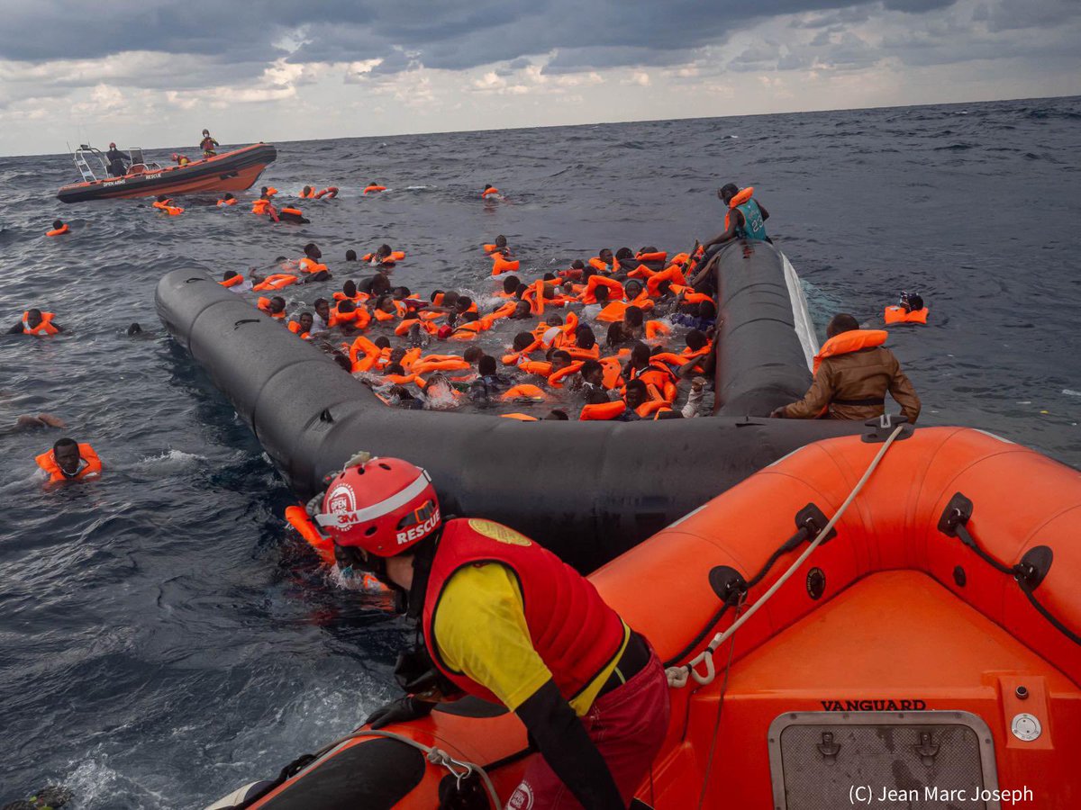 openarms_fund's tweet photo. Y en un segundo la patera se abrió por la mitad y más 100 personas cayeron al agua.
Un terrible naufragio que, a pesar todo el esfuerzo, sesgó la vida de 6 personas, todas víctimas del horror.
Imaginad que no hubiéramos estado allí.
Os necesitamos para seguir.
#cadavidacuenta https://t.co/AsUUj67jfn