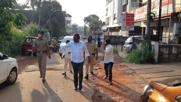 IncMangalore's tweet photo. ನಗರೋಥ್ಥಾನ ಅನುದಾನದಲ್ಲಿ ನಡೆಯುವ ಉಳ್ಳಾಲ ನಗರ ಸಭೆ ವ್ಯಾಪ್ತಿಯ ಭಟ್ನನಗರ ಚೊಂಬುಗುಡ್ಡೆ ರಸ್ಥೆ ಕಾಮಗಾರಿ ಪರಿಶೀಲನೆ ನಡೆಸಿದ ಮಾಜಿ ಸಚಿವರು ಶಾಸಕರಾದ ಯು.ಟಿ ಖಾದರ್ 

@utkhader @INCIndia https://t.co/cfqIjIh2wB