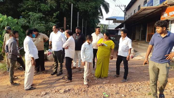 IncMangalore's tweet photo. ನಗರೋಥ್ಥಾನ ಅನುದಾನದಲ್ಲಿ ನಡೆಯುವ ಉಳ್ಳಾಲ ನಗರ ಸಭೆ ವ್ಯಾಪ್ತಿಯ ಭಟ್ನನಗರ ಚೊಂಬುಗುಡ್ಡೆ ರಸ್ಥೆ ಕಾಮಗಾರಿ ಪರಿಶೀಲನೆ ನಡೆಸಿದ ಮಾಜಿ ಸಚಿವರು ಶಾಸಕರಾದ ಯು.ಟಿ ಖಾದರ್ 

@utkhader @INCIndia https://t.co/cfqIjIh2wB