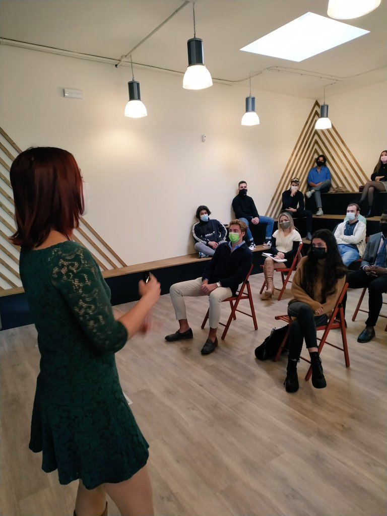 InterfaceSpain's tweet photo. 🆕 Hoy estamos de estreno con nuestro #InterfaceSpace, una nueva sala que hemos habilitado para eventos y formación con todas las medidas de seguridad.
👥Hoy ha tocado comunicación de crisis y panorama de redes sociales en España para alumnos de la @UEuropea
🔝¡Mañana más! https://t.co/T3JCAVDU28