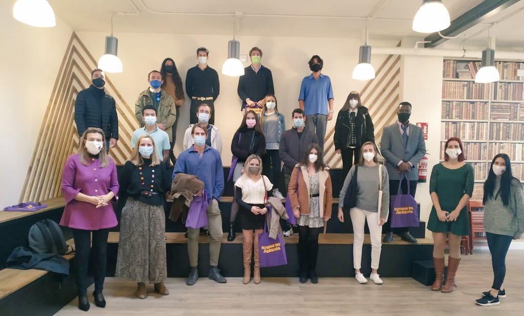InterfaceSpain's tweet photo. 🆕 Hoy estamos de estreno con nuestro #InterfaceSpace, una nueva sala que hemos habilitado para eventos y formación con todas las medidas de seguridad.
👥Hoy ha tocado comunicación de crisis y panorama de redes sociales en España para alumnos de la @UEuropea
🔝¡Mañana más! https://t.co/T3JCAVDU28
