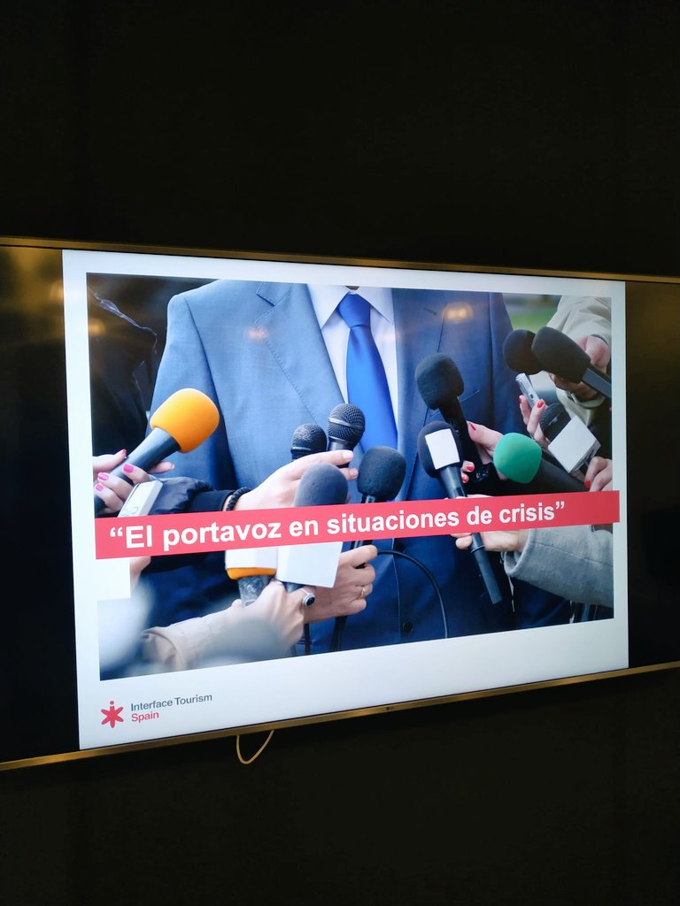 InterfaceSpain's tweet photo. 🆕 Hoy estamos de estreno con nuestro #InterfaceSpace, una nueva sala que hemos habilitado para eventos y formación con todas las medidas de seguridad.
👥Hoy ha tocado comunicación de crisis y panorama de redes sociales en España para alumnos de la @UEuropea
🔝¡Mañana más! https://t.co/T3JCAVDU28