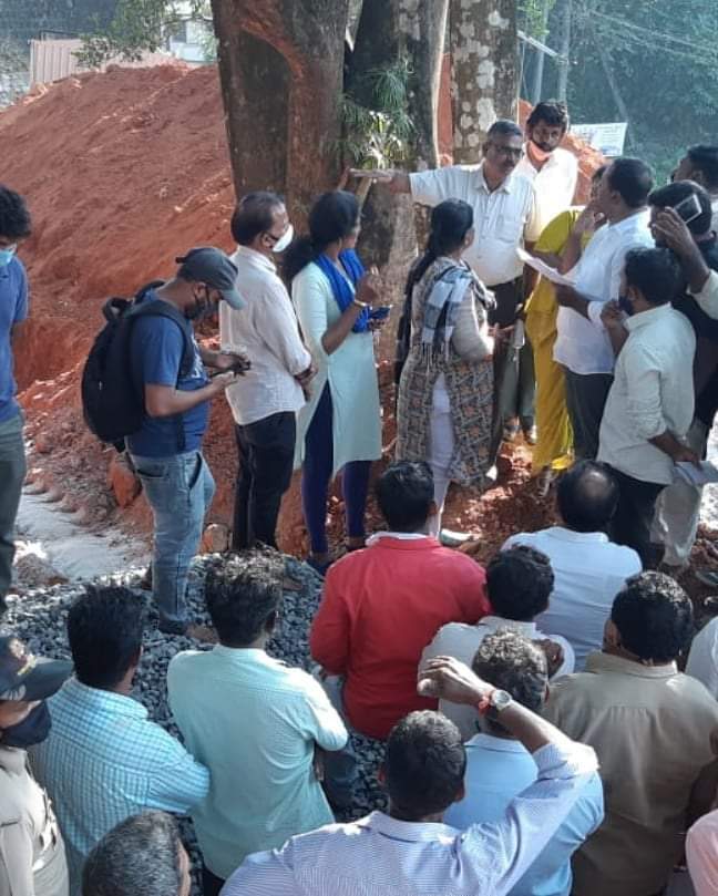 IncMangalore's tweet photo. ಉಳ್ಳಾಲ ನಗರ ಸಭೆ ವ್ಯಾಪ್ತಿಯ ತೊಕ್ಕೋಟು ಒಳಪೇಟೆ ಬಳಿ ನಿರ್ಮಾಣವಾಗುತ್ತಿರುವ ತಡೆಗೋಡೆ ಪಾರ್ಕ್ ಕಾಮಗಾರಿ ಪರಿಶೀಲನೆ ನಡೆಸಿದ ಮಾಜಿ ಸಚಿವರು ಶಾಸಕರಾದ ಯು.ಟಿ ಖಾದರ್ 

@utkhader @INCIndia https://t.co/dHKVJ8PyPI