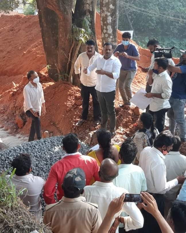 IncMangalore's tweet photo. ಉಳ್ಳಾಲ ನಗರ ಸಭೆ ವ್ಯಾಪ್ತಿಯ ತೊಕ್ಕೋಟು ಒಳಪೇಟೆ ಬಳಿ ನಿರ್ಮಾಣವಾಗುತ್ತಿರುವ ತಡೆಗೋಡೆ ಪಾರ್ಕ್ ಕಾಮಗಾರಿ ಪರಿಶೀಲನೆ ನಡೆಸಿದ ಮಾಜಿ ಸಚಿವರು ಶಾಸಕರಾದ ಯು.ಟಿ ಖಾದರ್ 

@utkhader @INCIndia https://t.co/dHKVJ8PyPI