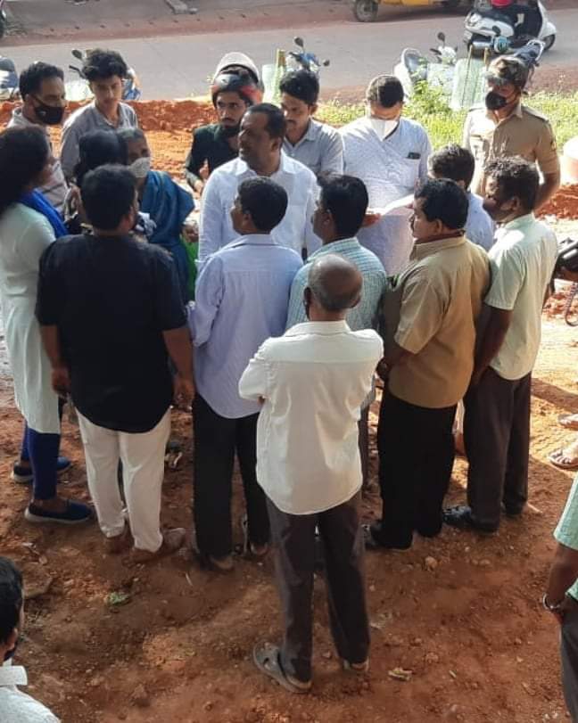 IncMangalore's tweet photo. ಉಳ್ಳಾಲ ನಗರ ಸಭೆ ವ್ಯಾಪ್ತಿಯ ತೊಕ್ಕೋಟು ಒಳಪೇಟೆ ಬಳಿ ನಿರ್ಮಾಣವಾಗುತ್ತಿರುವ ತಡೆಗೋಡೆ ಪಾರ್ಕ್ ಕಾಮಗಾರಿ ಪರಿಶೀಲನೆ ನಡೆಸಿದ ಮಾಜಿ ಸಚಿವರು ಶಾಸಕರಾದ ಯು.ಟಿ ಖಾದರ್ 

@utkhader @INCIndia https://t.co/dHKVJ8PyPI