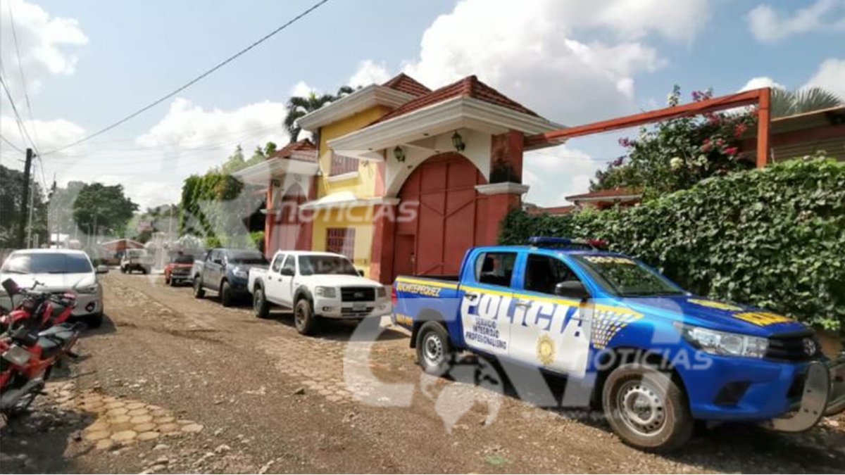 CRN_Noticias's tweet photo. #Urgente Hombres armados ingresaron a la casa del exdiputado Julio Juárez, y amenazaron con secuestrar a su hijo si no se declara culpable en el caso del asesinato de un periodista en Suchitepéquez en 2015. Juárez está en prisión preventiva en Mariscal Zavala.Vía @CristianSotoCRN https://t.co/jsIq3WVWZv