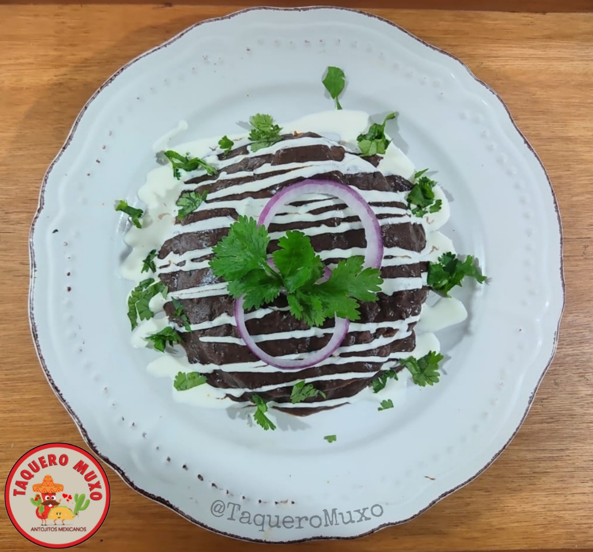 Taqueromuxo's tweet photo. Sentí #Mexico 🇲🇽 con #TaqueroMuxo
Hoy es un buen día para disfrutar de un sabroso #PastelAzteca
Tenemos 2 versiones
En este caso:
Tortillas rellenas con Tinga de res bañados con Frijoles Refritos, queso blanco, crema, toque de cilantro y cebolla.
Pedidos: https://t.co/oXiB4QTdAx https://t.co/gQwvfXxF6m