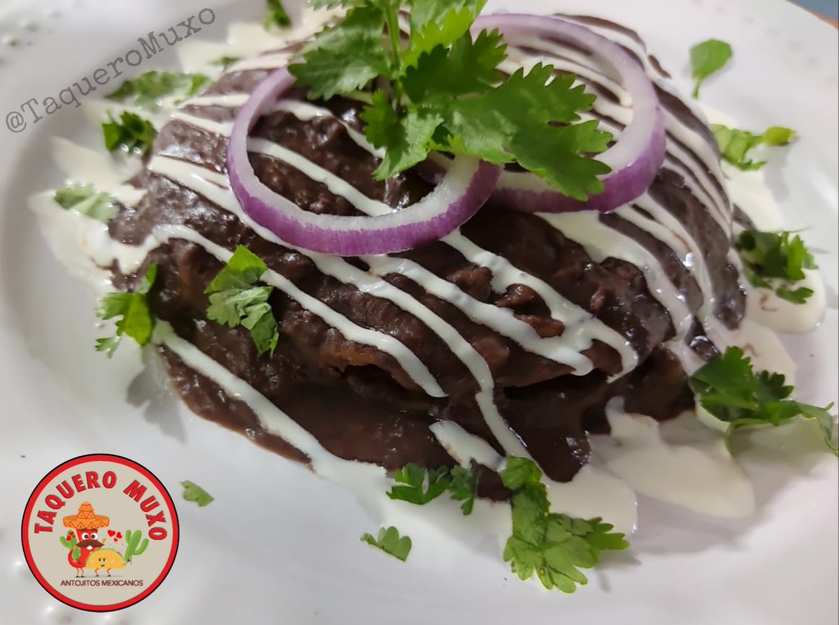 Taqueromuxo's tweet photo. Sentí #Mexico 🇲🇽 con #TaqueroMuxo
Hoy es un buen día para disfrutar de un sabroso #PastelAzteca
Tenemos 2 versiones
En este caso:
Tortillas rellenas con Tinga de res bañados con Frijoles Refritos, queso blanco, crema, toque de cilantro y cebolla.
Pedidos: https://t.co/oXiB4QTdAx https://t.co/gQwvfXxF6m