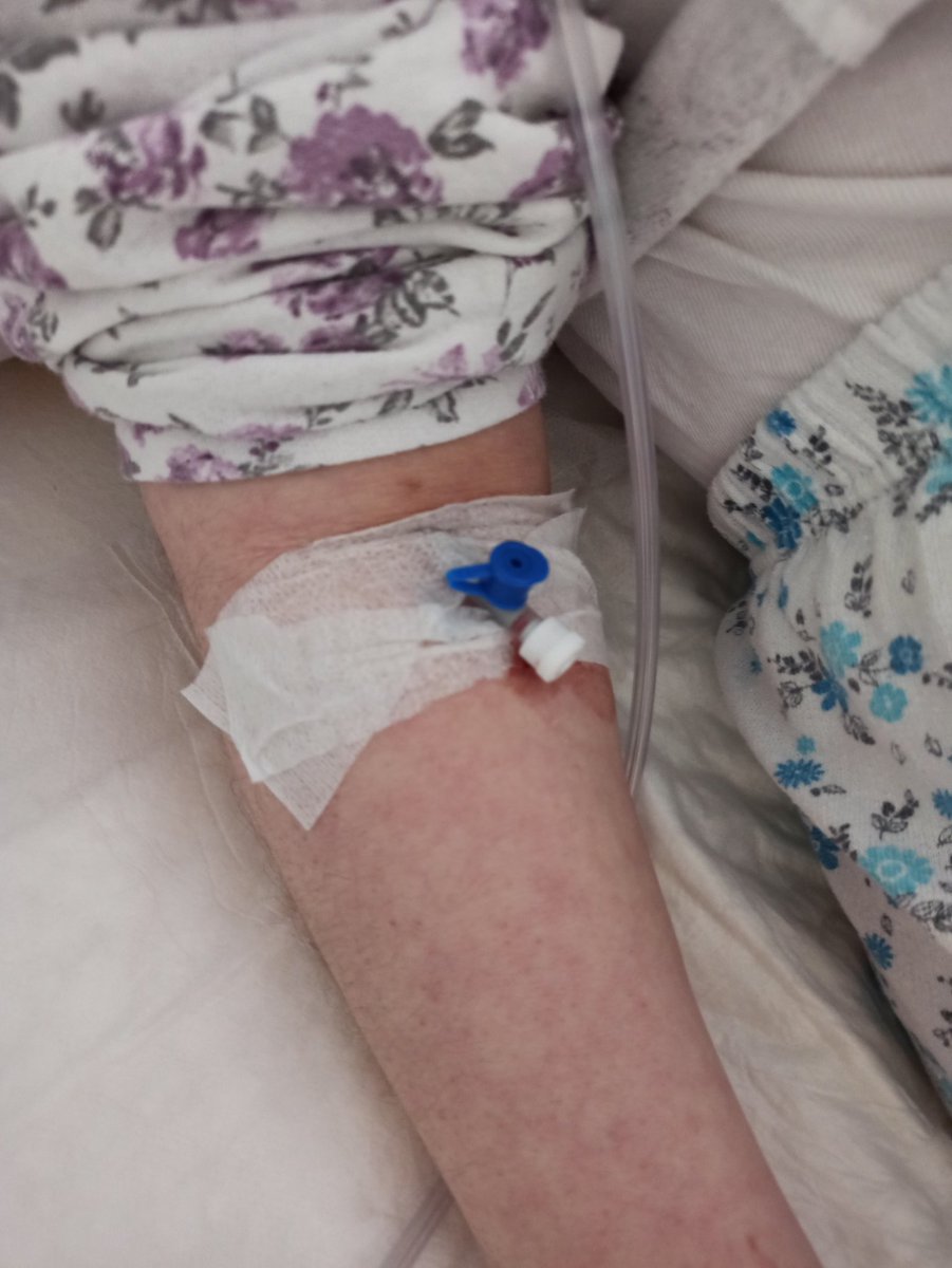 Down sendromlu yatağa bağımlı covid hastamızı apartman kapısına getirdiler, aşağı inip alın dediler. Kadın YATAĞA BAĞIMLI. Ailenin her üyesi covid olmasına rağmen komşumuzun yardımıyla eve zar zor çıkardık. Bu da yetmezmiş gibi damar yolu çıkartılmamış+