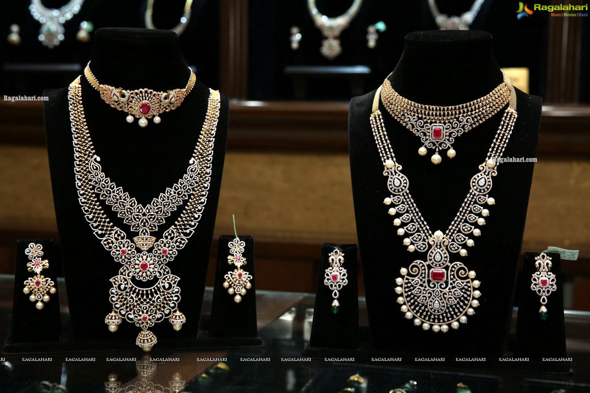 Ragalahari's tweet photo. Manepally Jewellers Exclusive Dhanteras Festive Collection Launch 2020 - https://t.co/vwg15LorFP

#ManepallyJewellers #JewelleryShow #RagalahariEvents #Manepally https://t.co/xCn9oN96vG