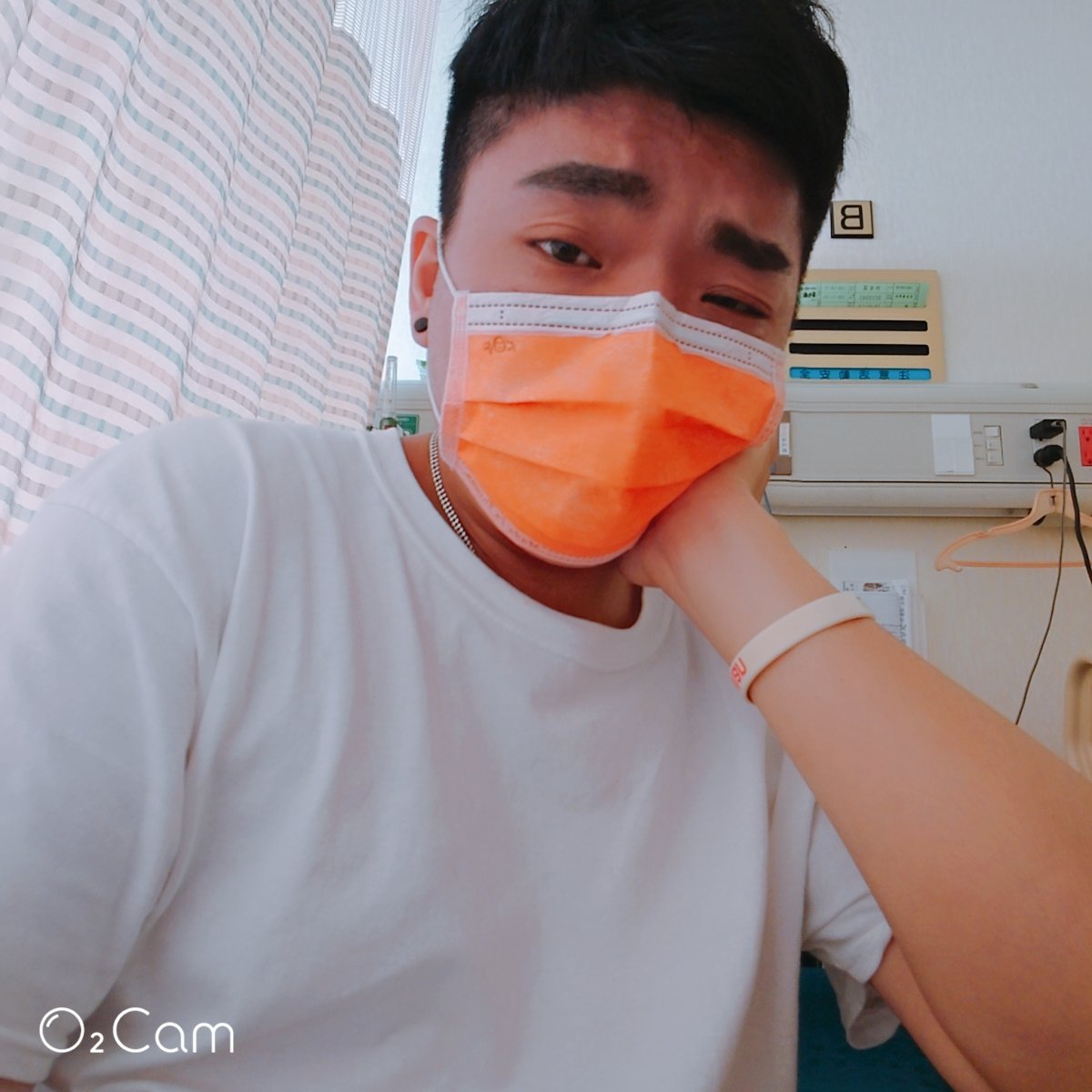 BoBo58142012's tweet photo. 把醫院當成攝影棚的ME
戴橘色口罩走在醫院很有風 https://t.co/9akxBjYaHy