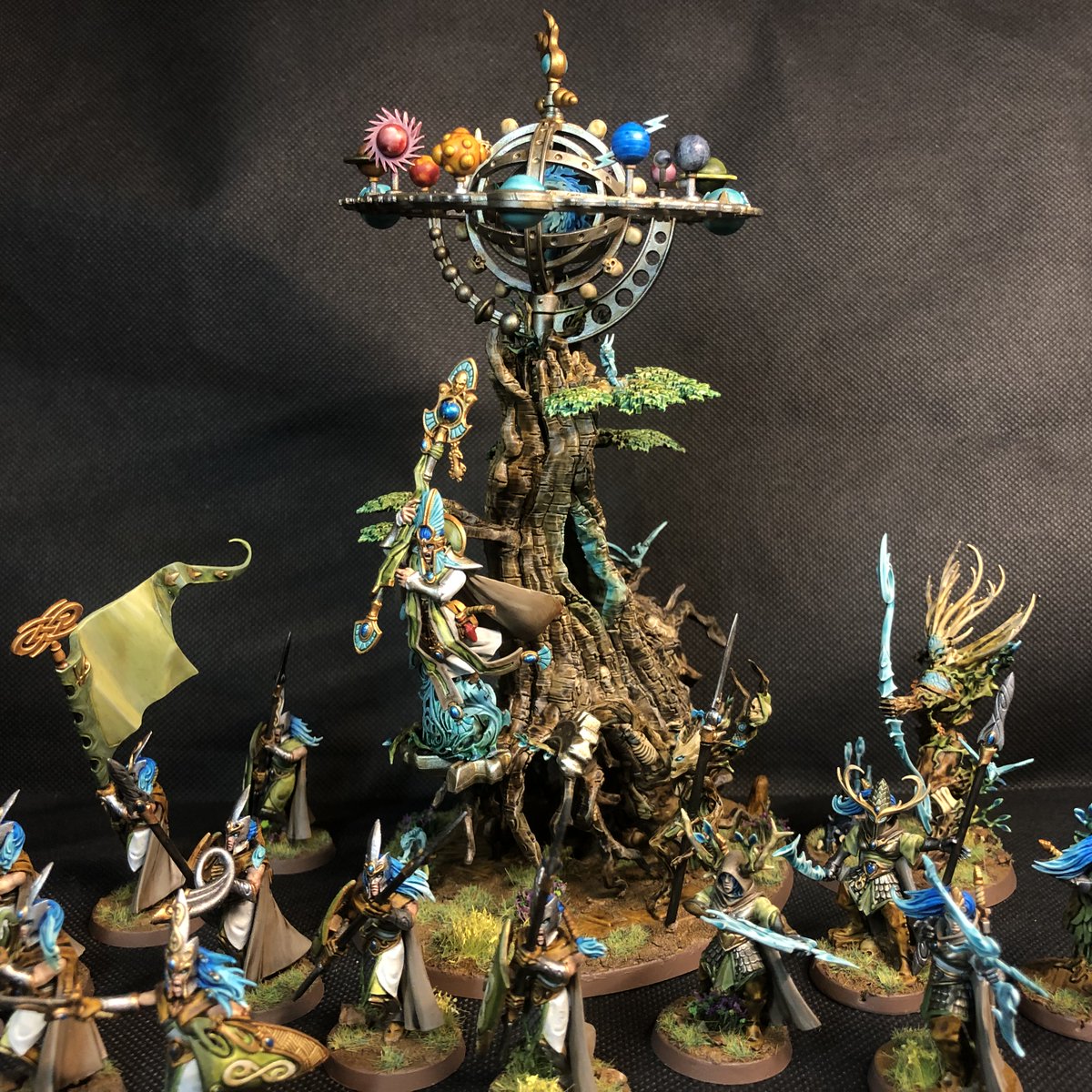 _asranq's tweet photo. #liveforlockdown 
Probably my two favourite models I've done, Arch-revenant for the paintjob and the Hurricanum as a whole. For the #realmrootrefuge army. https://t.co/md4k988l98