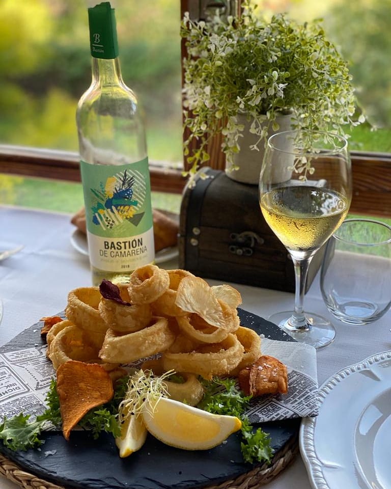 DOMentrida's tweet photo. #Bastión de Camarena blanco (coupage de Verdejo y Sauvignon Blanc), de @vdecamarena , es un #vino fresco y frutal perfecto para acompañar este suculento plato del restaurante @CarlosV_Rest 🥂😋 #vinosMéntridaToledo #vinosDOPMéntrida https://t.co/6SHWsCLYNI