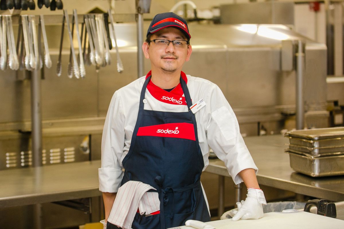 debraruh's tweet photo. Meet the #deaf and #blind #chef who just landed his dream job at a #MarineBase https://t.co/wQE07gtai1 https://t.co/BlTE5WXhpG