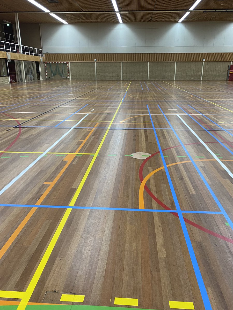 De gemeente Diemen heeft ons advies over het eerder opknappen van de vloer in de Bernardhal opgevolgd, en de vloer ligt er weer mooi bij!