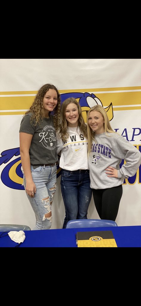 chloeeslinger's tweet photo. So beyond happy to say that I have committed to run track for Missouri Western State University! I can not express enough how thankful I am to have such an amazing support system by my side! #gogriffs https://t.co/dlIrobo3BF