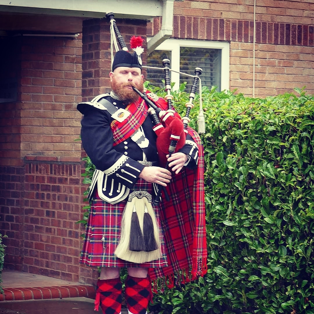 SimonThePiper2's tweet photo. Piping The Flowers of the Forest on Remembrance Sunday. #simonthepiper #hereford #lonepiper #Herefordpiper #bagpipes #ruralpiper #Herefordshire #welshborders #remembrance #lament #remembrancesunday2020 #lestweforget #WeShallRemember https://t.co/riX8DnMXuB