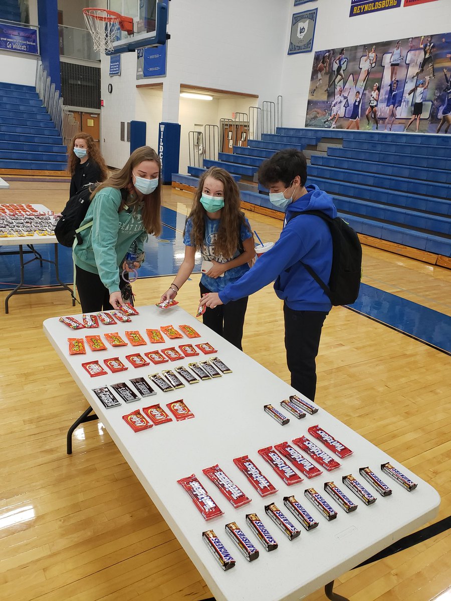 DavidsonHS's tweet photo. We had the opportunity yesterday morning and this morning to recognize those students who earned a 4.25 GPA or all As during the 1st quarter.  Congratulations to all 400+ students for your academic achievement during the first nine weeks of the school year! #CATS #Wildcatway https://t.co/eznMy9W46Q